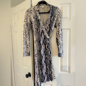 Diane Von Furstenberg Black and Cream Snakeskin Wrap Dress Size 8